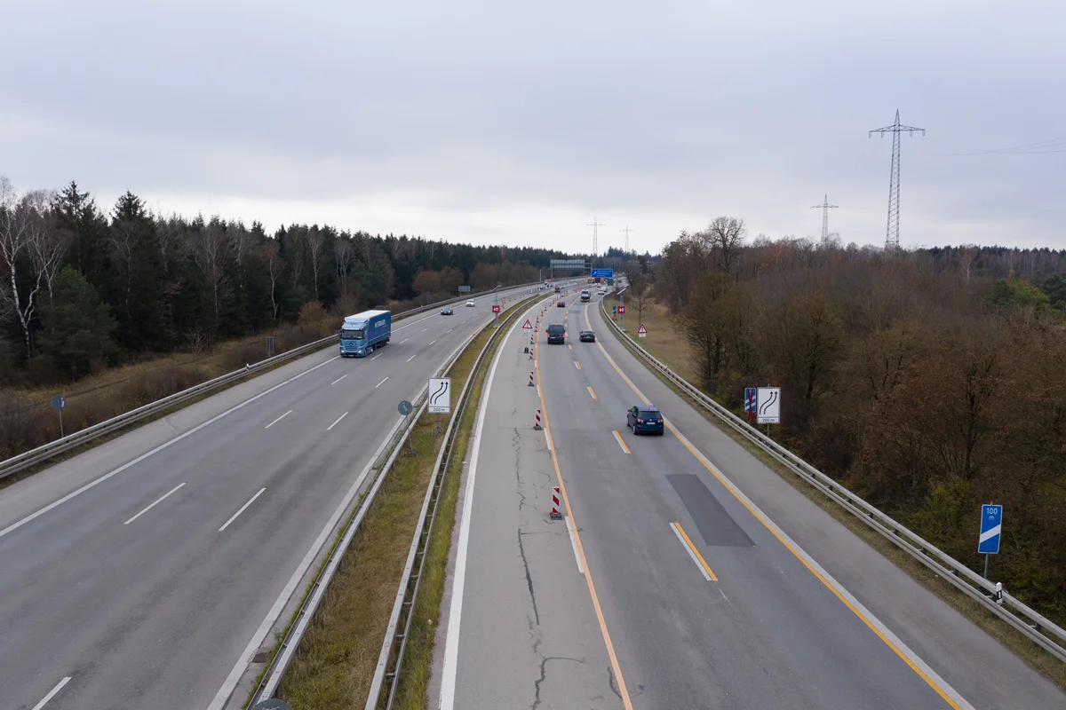 Blick von oben auf die A96 bei Oberpfaffenhofen mit Baustellenverkehrsführung
