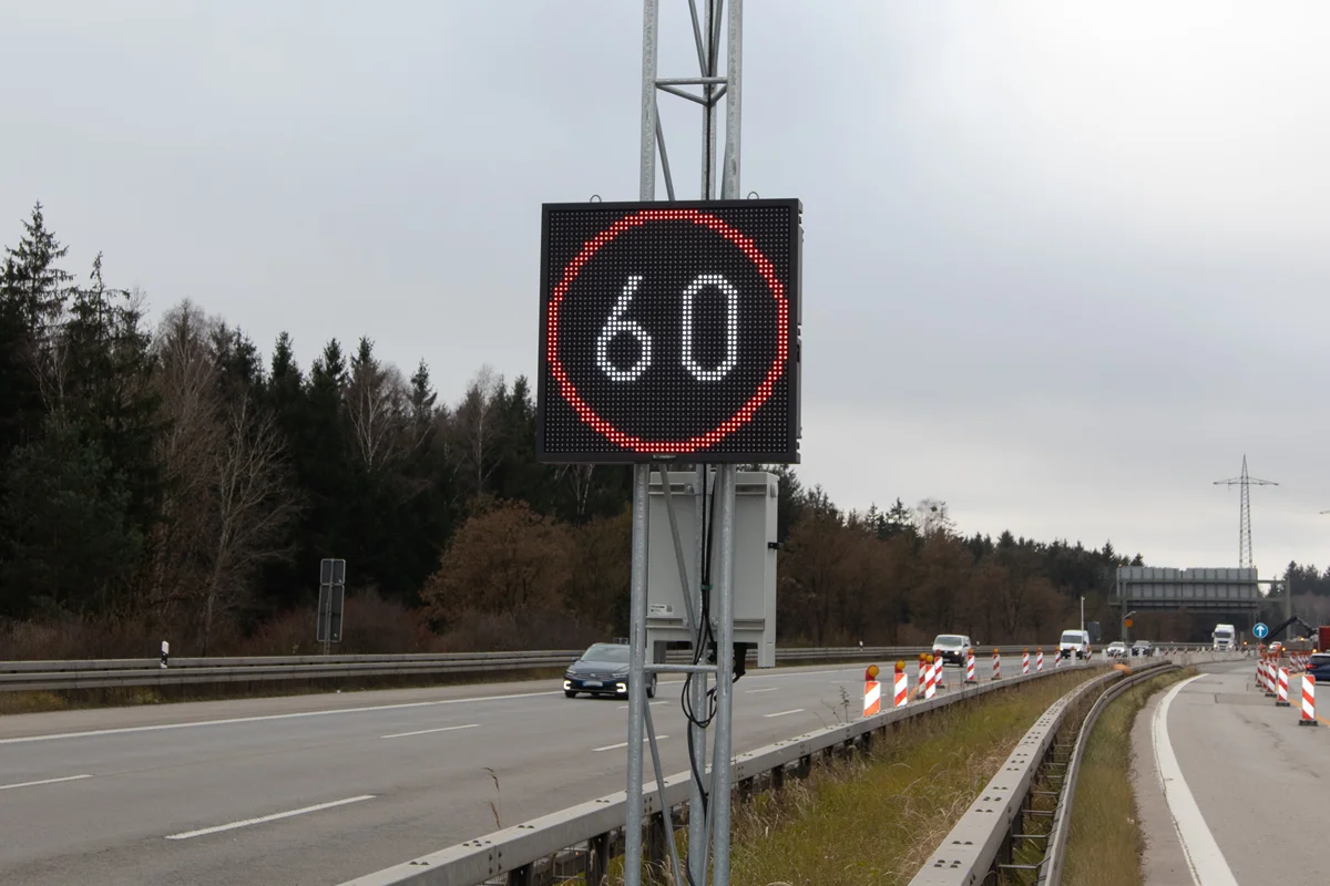 LED-Wechselverkehrszeichen mit Tempo 60 im Mittelstreifen der A96 bei Oberpfaffenhofen