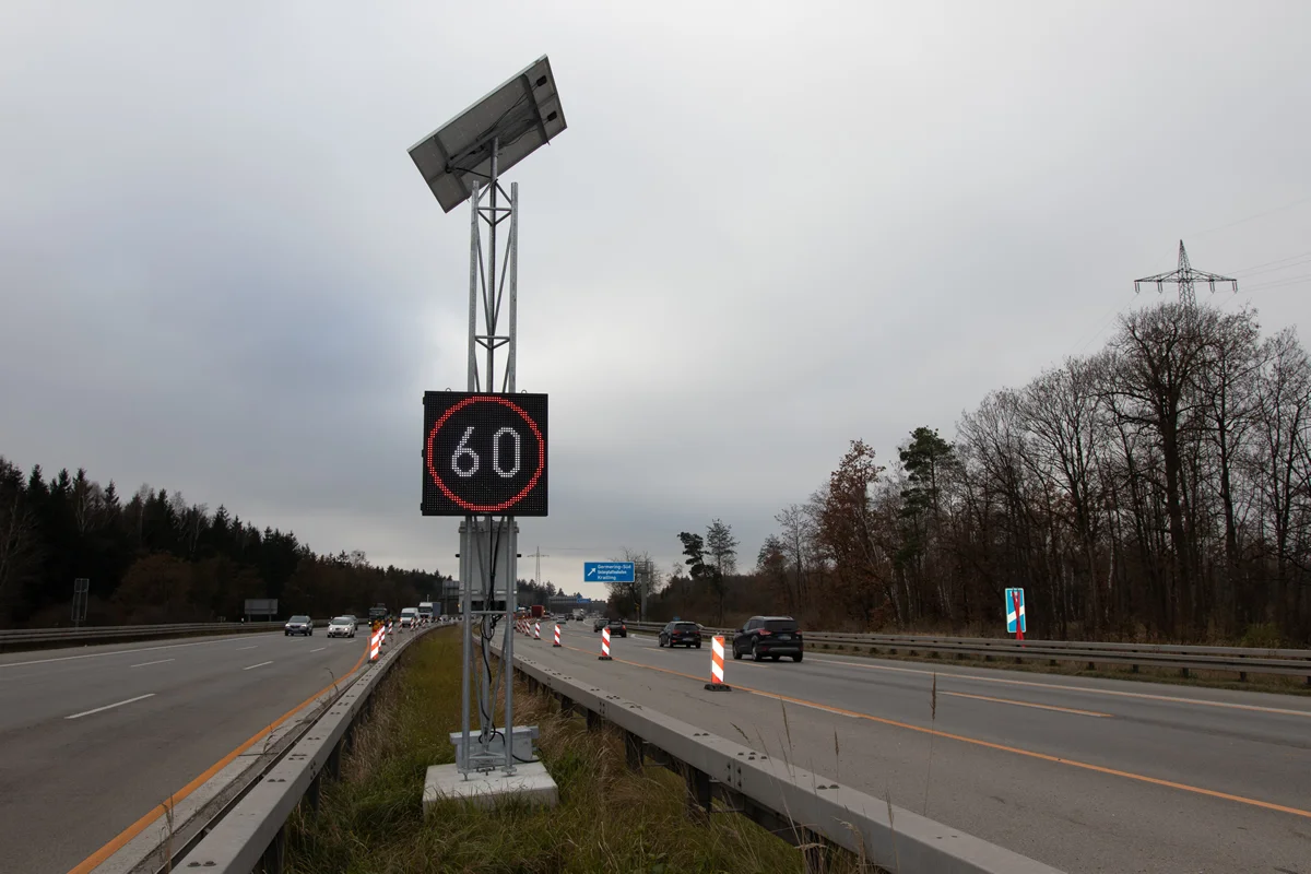 Solarbetriebenes LED-Wechselverkehrszeichen mit Tempo 60 im Mittelstreifen der A96 bei Oberpfaffenhofen