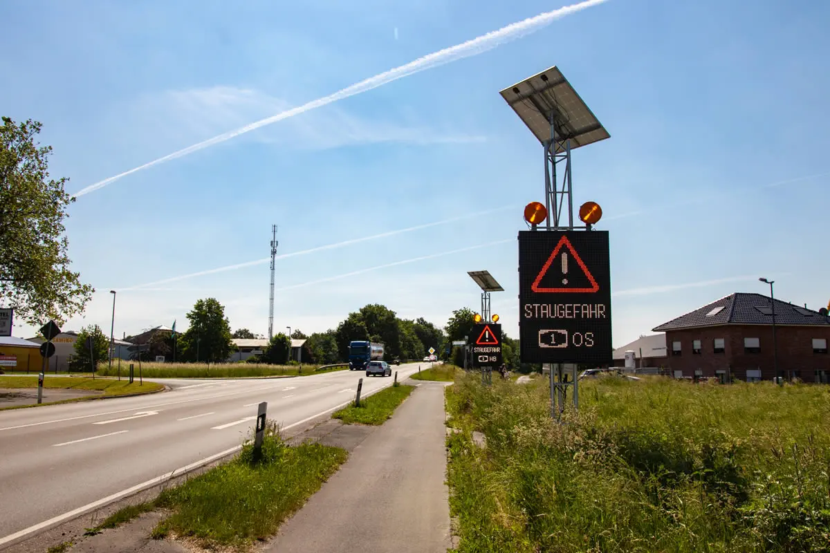 LED-Stauwarnanlage mit der Anzeige „Staugefahr“ und Fahrtrichtungshinweis an einer Zufahrtsstraße im Bereich der A1 Lohne – Bramsche