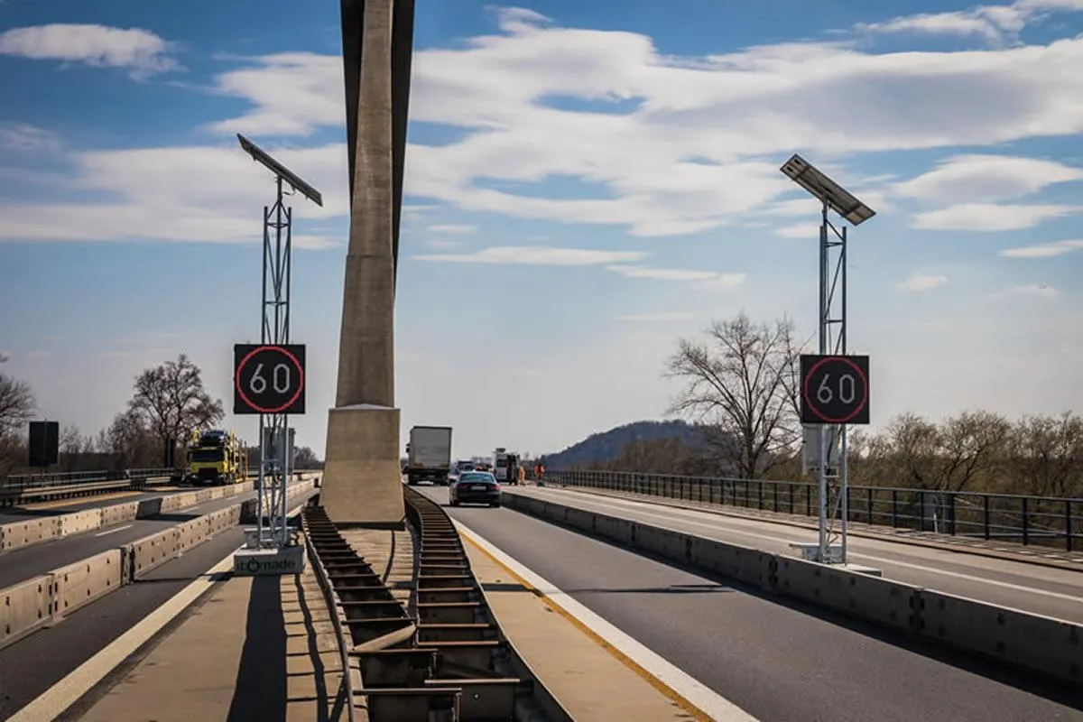 Zwei solarbetriebene LED-Anzeigen der Stauwarnanlage mit Tempo 60 auf der Brücke der A3 bei Metten