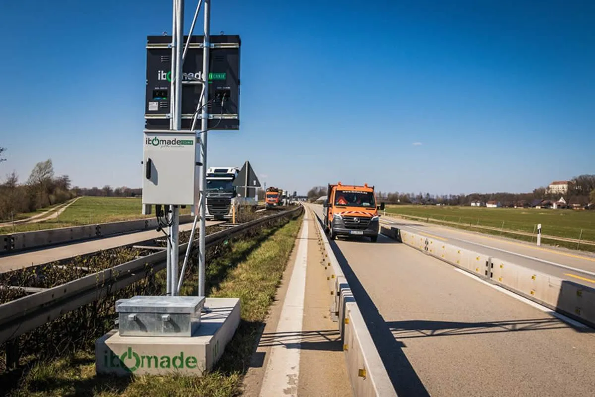 Mast der LED-Stauwarnanlage mit IBOMADE-Technikgehäuse und Betonfundament an der A3 bei Metten