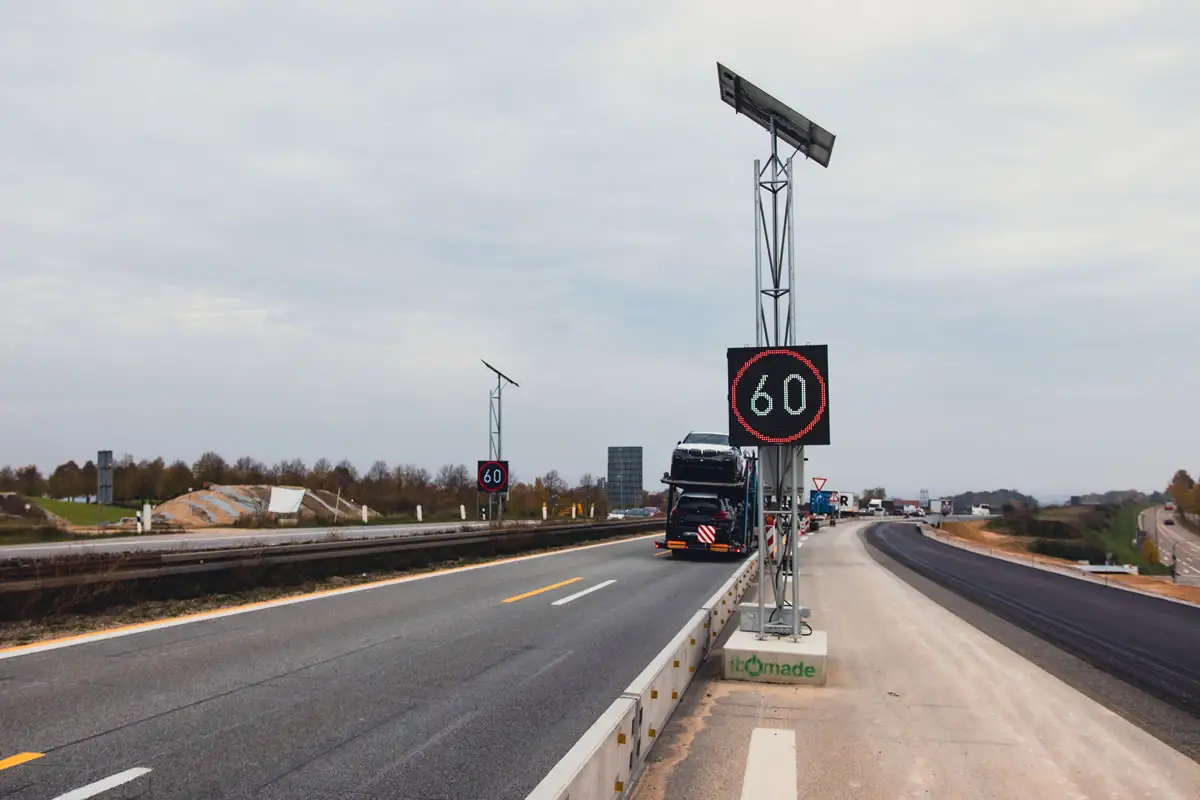 Solarbetriebenes LED-Wechselverkehrszeichen mit Tempo 60 auf IBOMADE-Fundament an der A3 bei Regensburg
