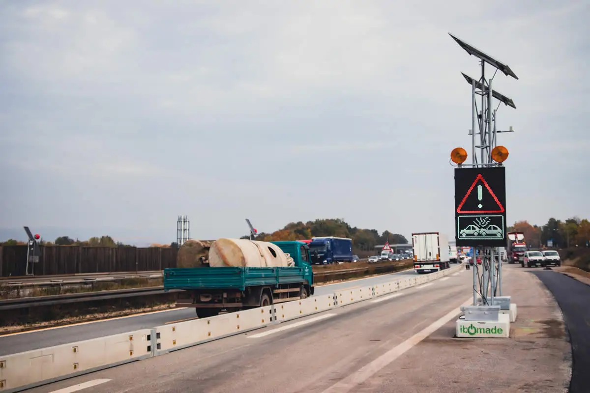 Mobile LED-Stauwarnanlage von IBOMADE mit Warnleuchten, Gefahrzeichen und Stau-Symbol an der A3 bei Regensburg