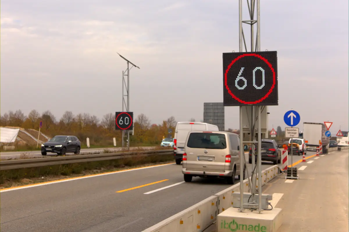 LED-Wechselverkehrszeichen mit Tempo 60 in der Baustellenverkehrsführung der A3 bei Regensburg