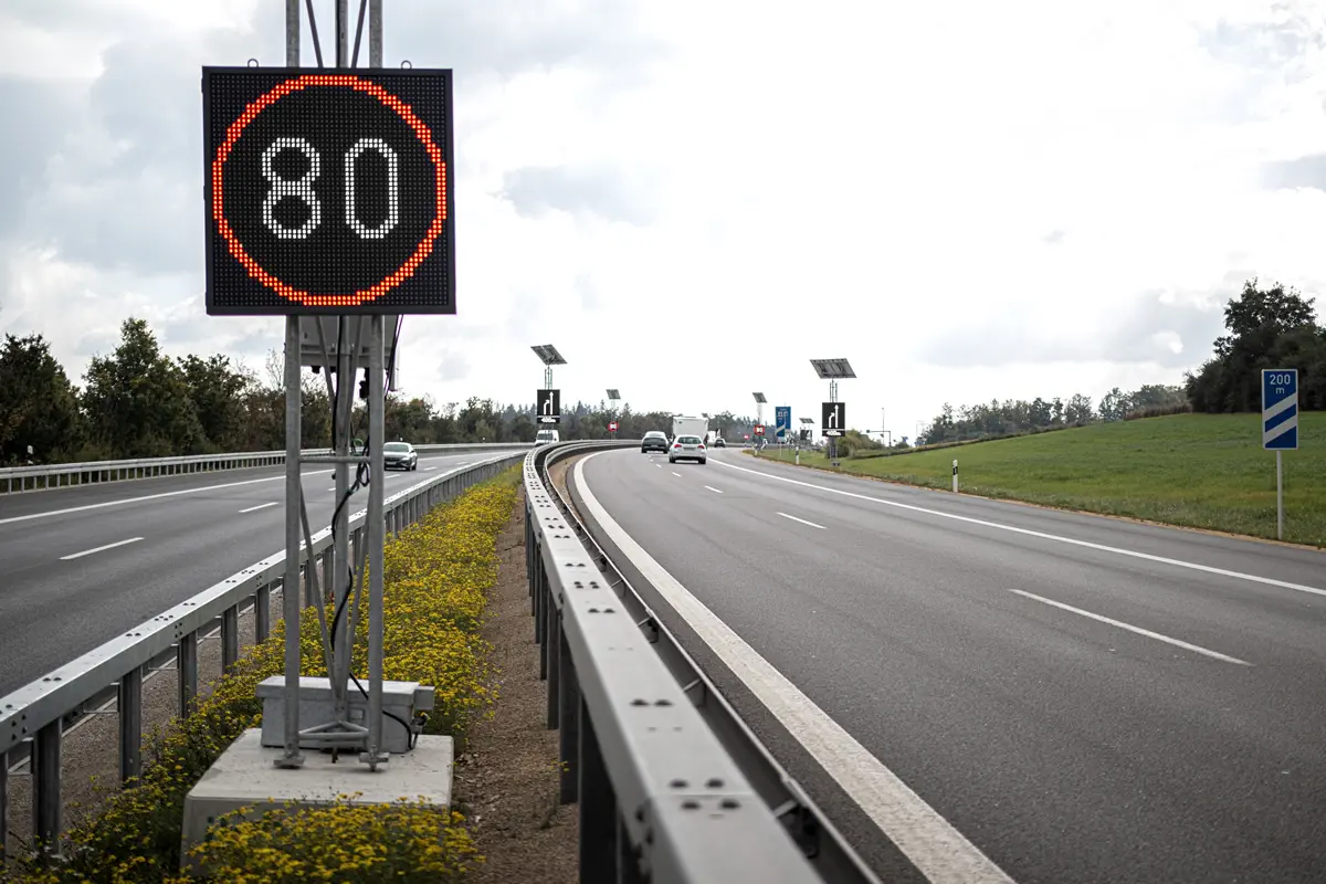 LED-Anzeige der Stauwarnanlage mit Tempo 80 im Mittelstreifen der A3 an der Talbrücke Krondorf