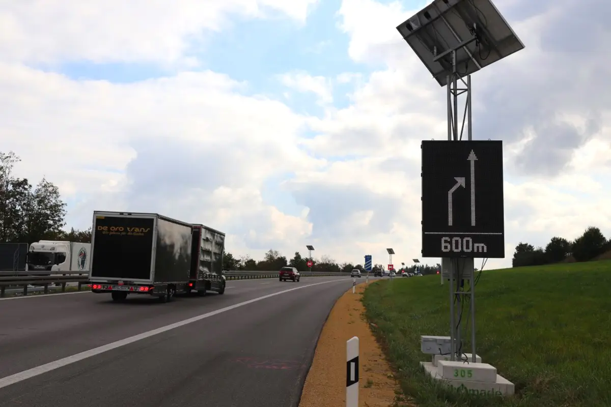 Solarbetriebene LED-Anzeige mit Fahrstreifenpfeilen und 600-m-Hinweis an der A3 bei der Talbrücke Krondorf
