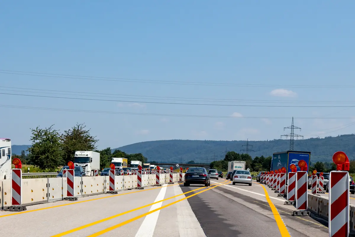 Baustellenverkehrsführung mit Leitbaken auf der A5 bei Ettenheim