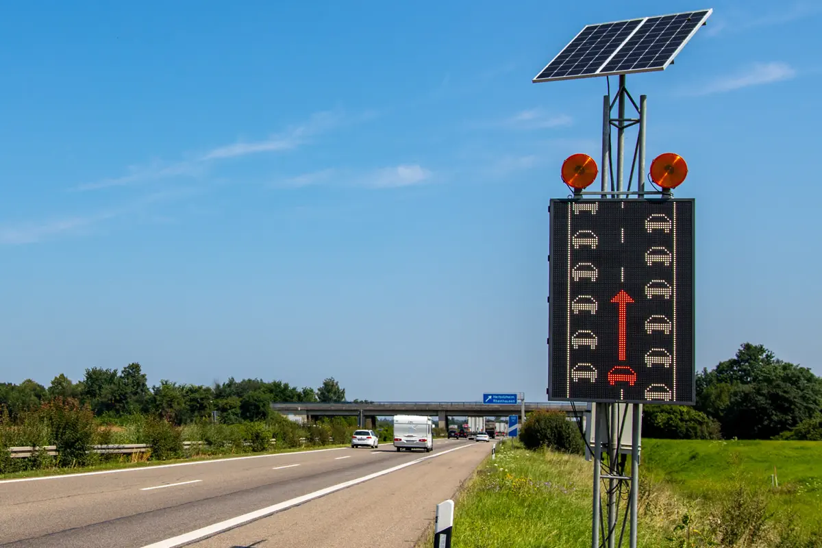 Mobile LED-Stauwarnanlage von IBOMADE mit Solarmodul, Warnleuchten und Stau-Symbolik am Fahrbahnrand der A5 bei Ettenheim