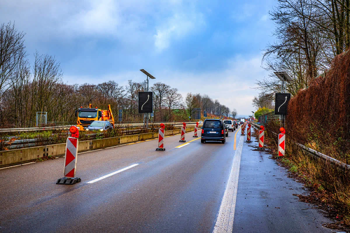 Zwei solarbetriebene LED-Anzeigen mit Verschwenkungspfeil in der Baustellenverkehrsführung der A535 an der Brücke am Putschenholz