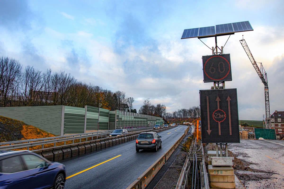 Solarbetriebene LED-Anzeigen mit Tempo 60 und Fahrstreifenpfeilen mit 2,1-m-Breitenbeschränkung an der A535 an der Brücke am Putschenholz