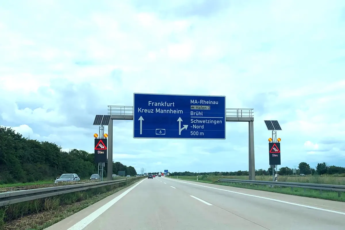 LED-Stauwarnanlagen mit Stau-Symbol neben der Wegweiser-Brücke Kreuz Mannheim / Schwetzingen-Nord auf der A6