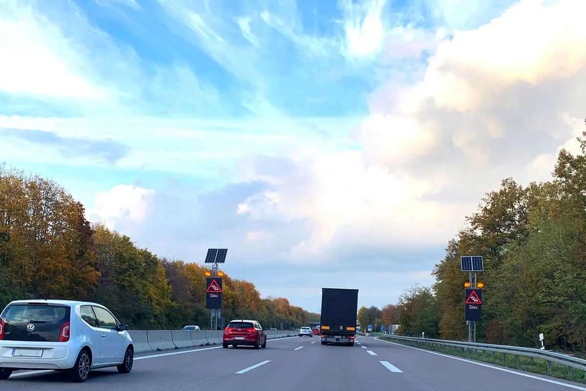 Solarbetriebene LED-Stauwarnanlagen mit Stauwarnung an beiden Fahrbahnrändern der A6 bei Schwetzingen