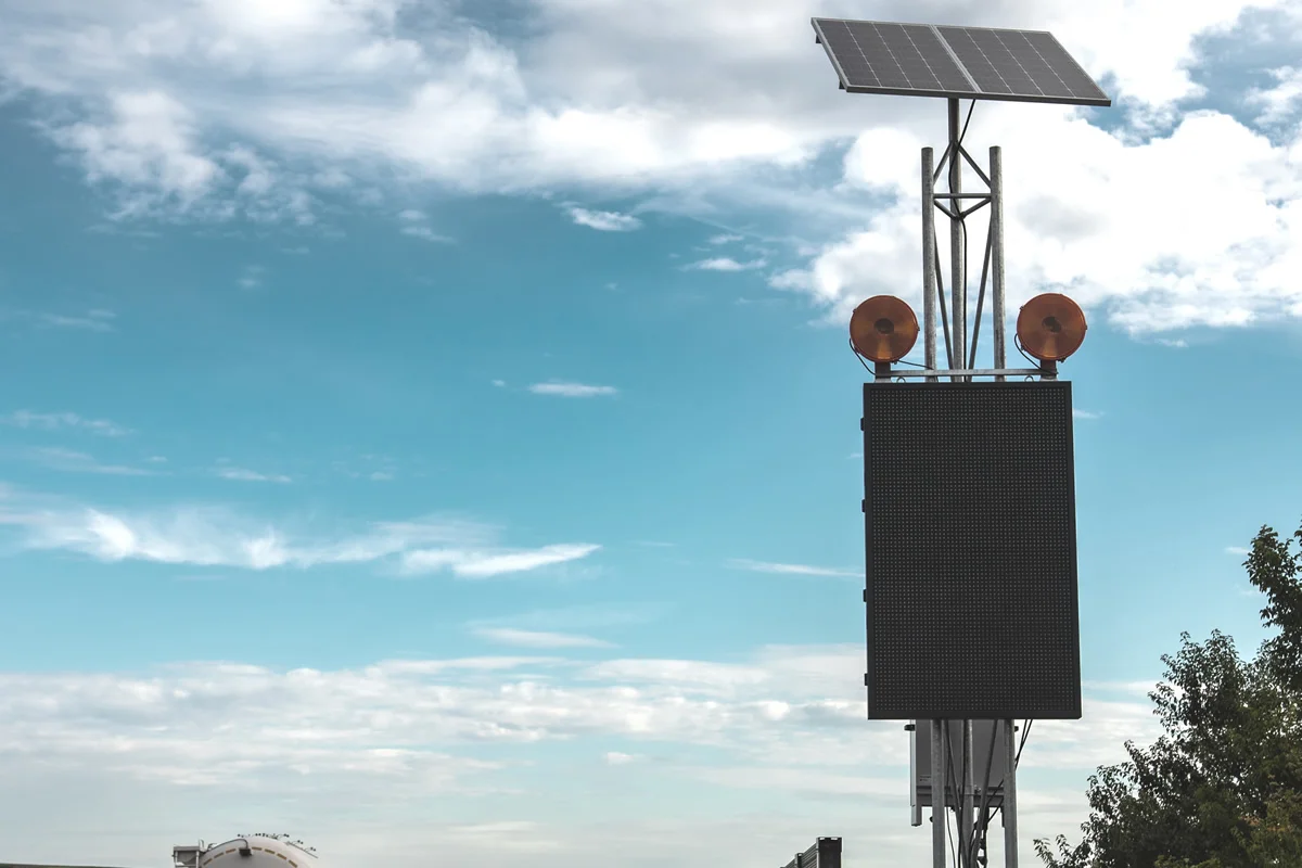 Mobile LED-Stauwarnanlage von IBOMADE mit Solarmodul und zwei Warnleuchten vor blauem Himmel an der A63