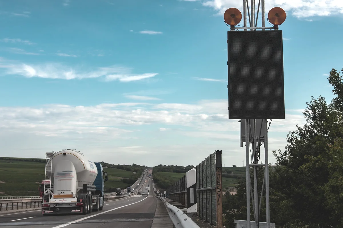 LED-Stauwarnanlage mit Warnleuchten am Fahrbahnrand der A63 zwischen Freimersheim und Alzey