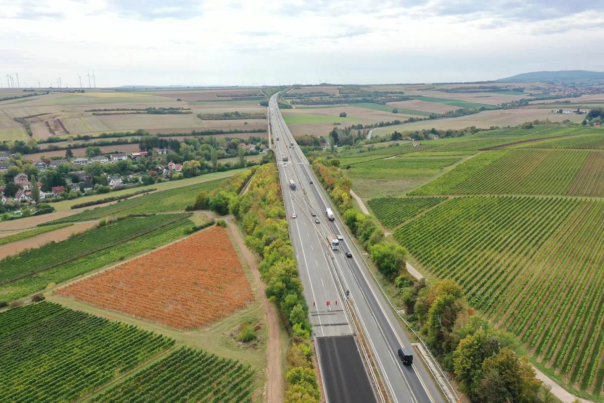 Luftaufnahme der A63 zwischen Freimersheim und Alzey inmitten von Weinbergen
