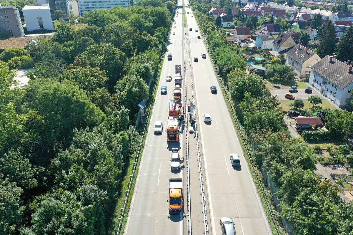 Luftaufnahme der A656 bei Mannheim-Friedrichsfeld mit Einsatzfahrzeugen auf dem Mittelstreifen