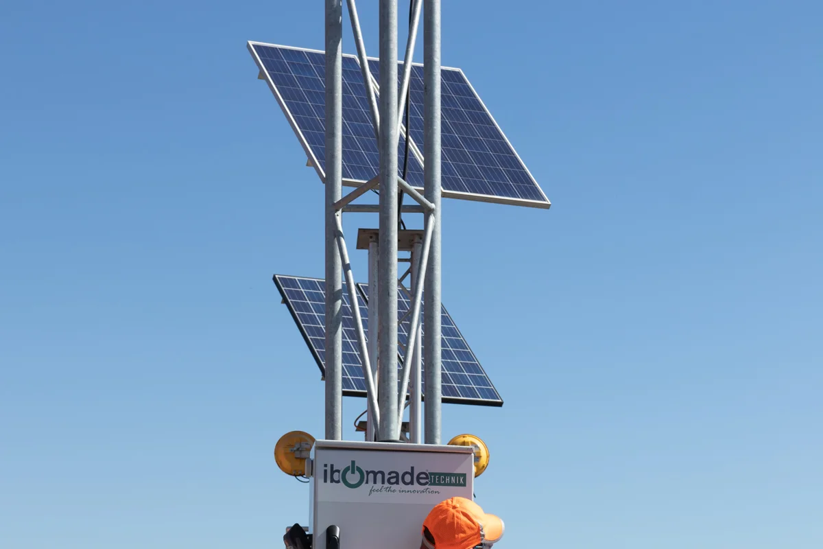 Gittermast der LED-Stauwarnanlage mit zwei Solarmodulen, Warnleuchten und IBOMADE-Technikgehäuse an der A656