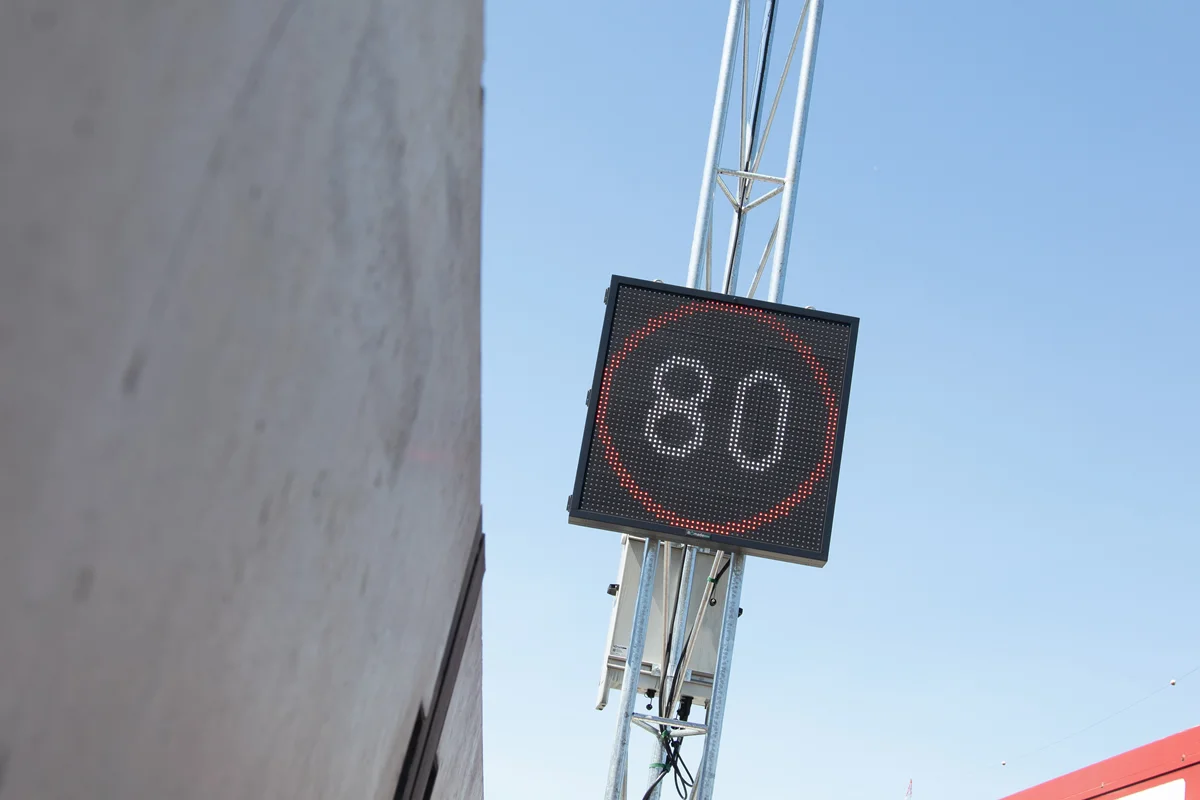 LED-Wechselverkehrszeichen mit Tempo 80 am Gittermast an der A66 bei Höchst-Eschborn