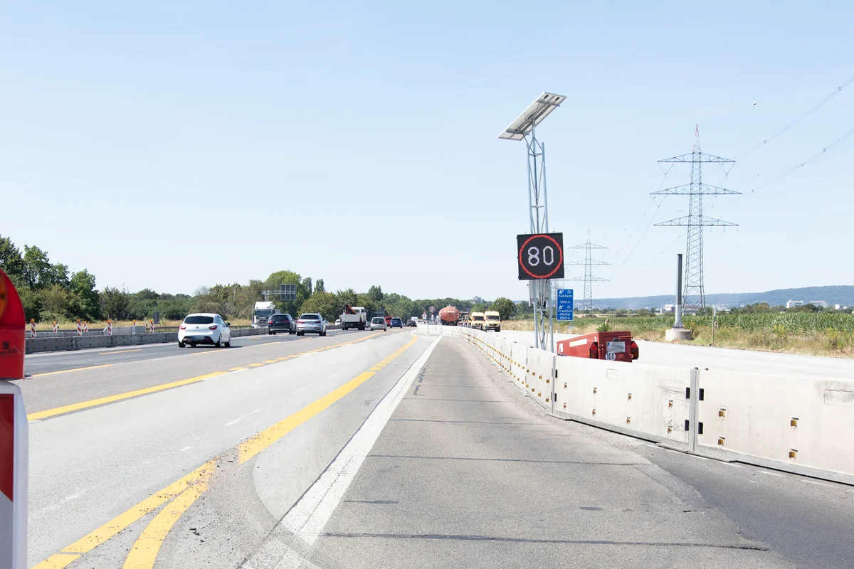 Solarbetriebenes LED-Wechselverkehrszeichen mit Tempo 80 an der Baustelle der A66 zwischen Höchst und Eschborn