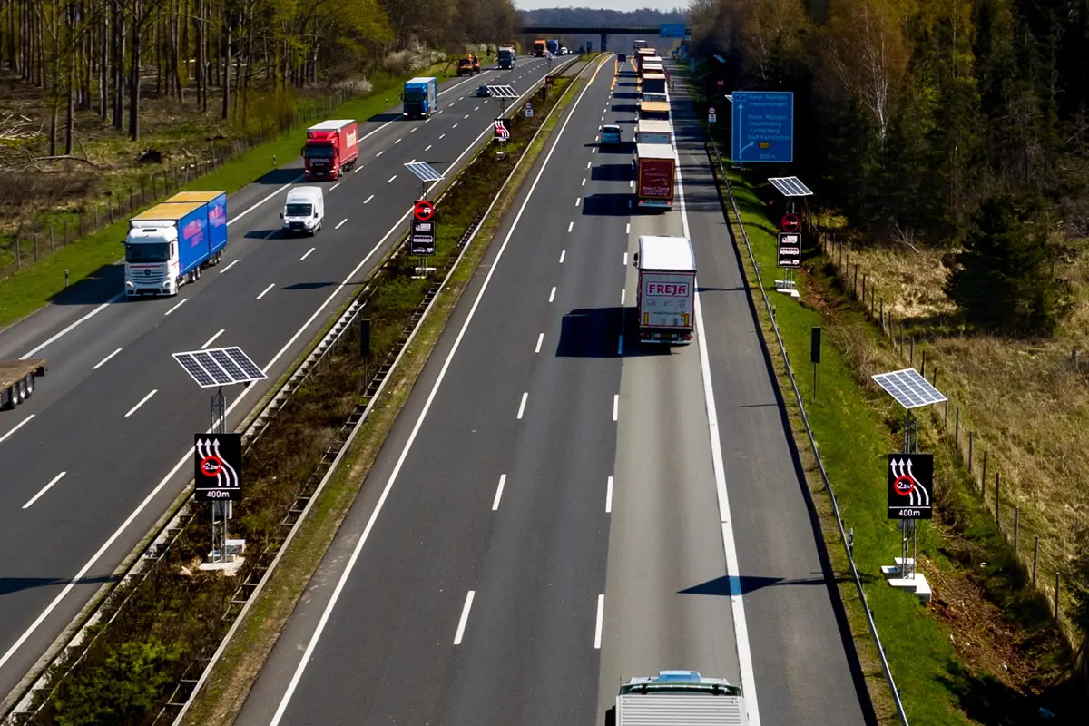 Luftaufnahme der A7 im Drammetal mit mehreren solarbetriebenen LED-Wechselverkehrszeichen an beiden Richtungsfahrbahnen