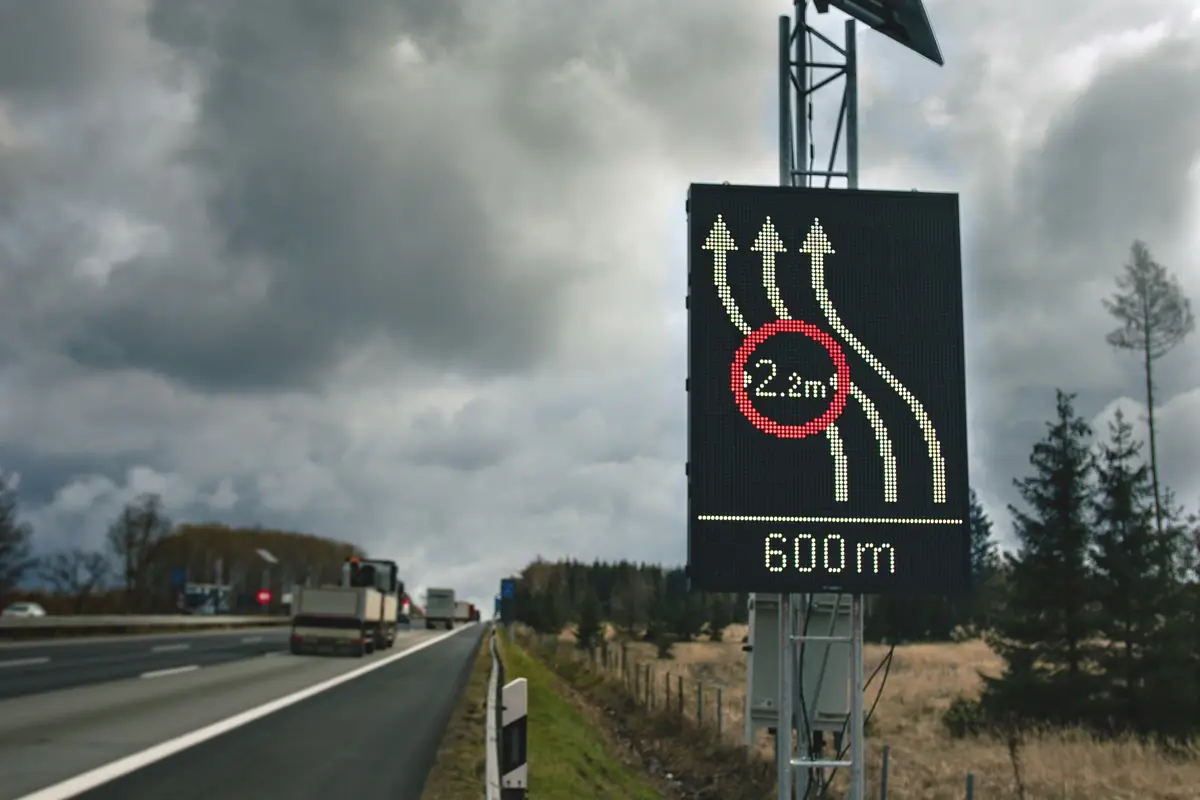 LED-Wechselverkehrszeichen mit Fahrstreifenverschwenkung, 2,2-m-Breitenbeschränkung und 600-m-Hinweis an der A7 im Drammetal