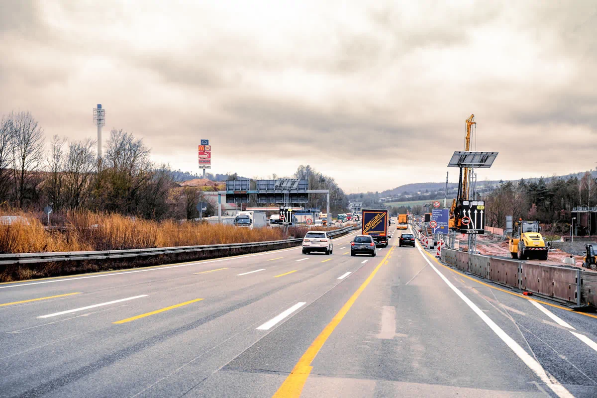 Baustelle an der A7 am Kirchheimer Dreieck mit solarbetriebener LED-Anzeige am rechten Fahrbahnrand