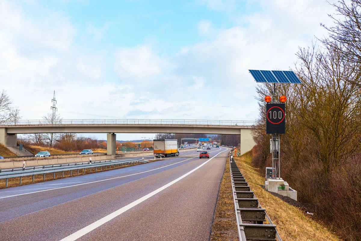 Solarbetriebene LED-Stauwarnanlage von IBOMADE mit Tempo-100-Anzeige am Fahrbahnrand der A81 bei Sindelfingen/Böblingen
