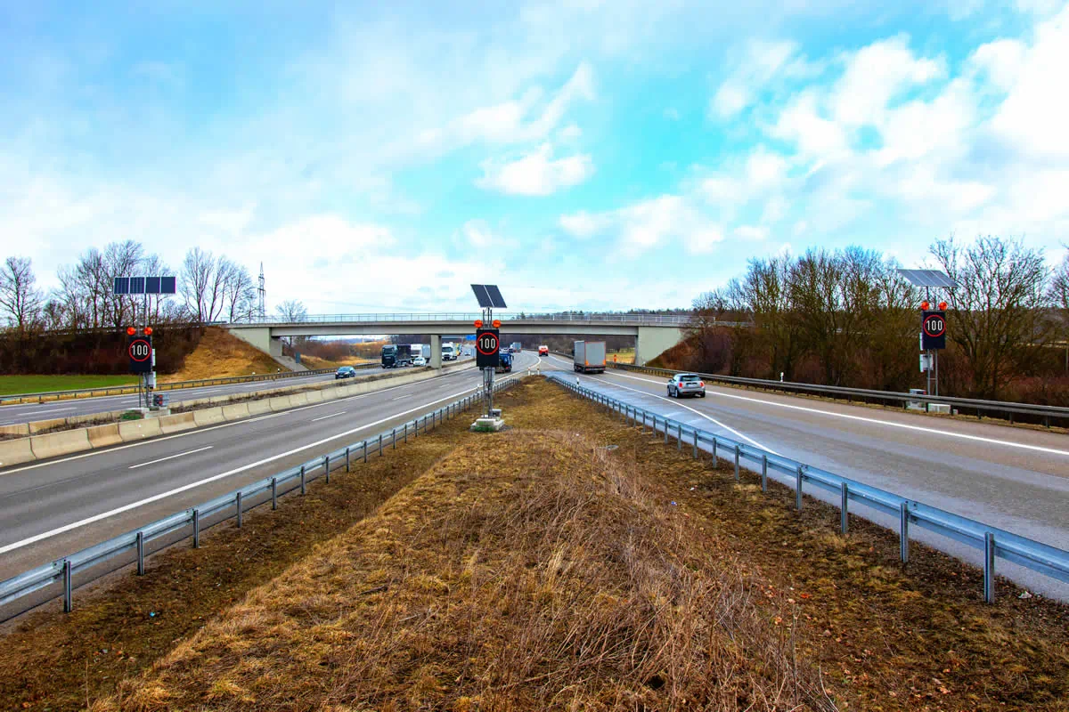 Mehrere LED-Stauwarnanlagen mit Tempo-100-Anzeige am Rand und im Mittelstreifen der A81 bei Sindelfingen/Böblingen