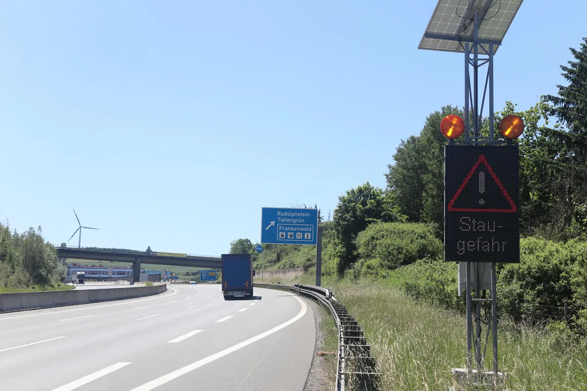 Mobile LED-Stauwarnanlage von IBOMADE mit Warnleuchten und der Anzeige „Staugefahr“ an der A9 bei Bad Steben