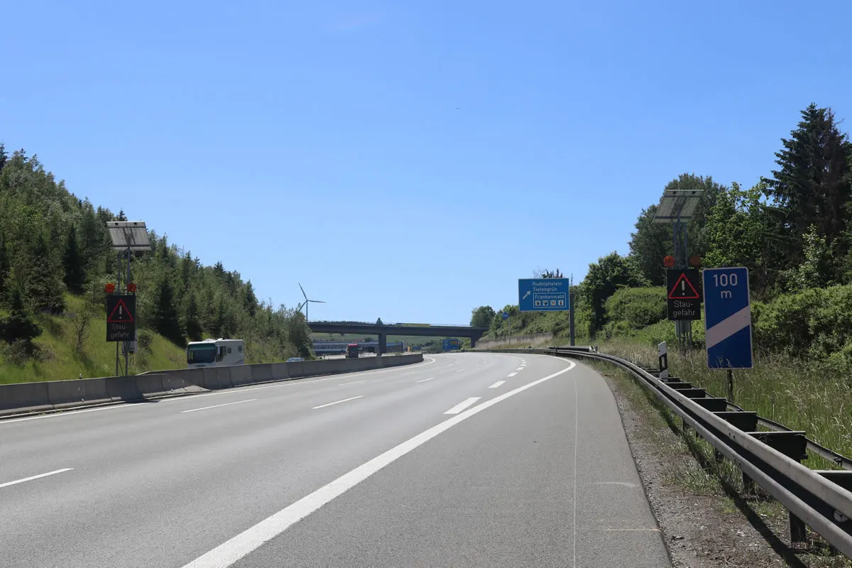 Zwei LED-Stauwarnanlagen mit Warnsymbol an beiden Fahrbahnrändern der A9 bei Bad Steben