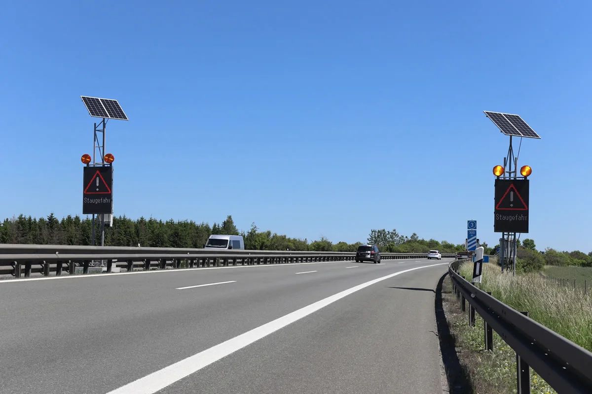 Zwei solarbetriebene LED-Stauwarnanlagen mit der Anzeige „Staugefahr“ beidseitig der A93 in Hochfranken