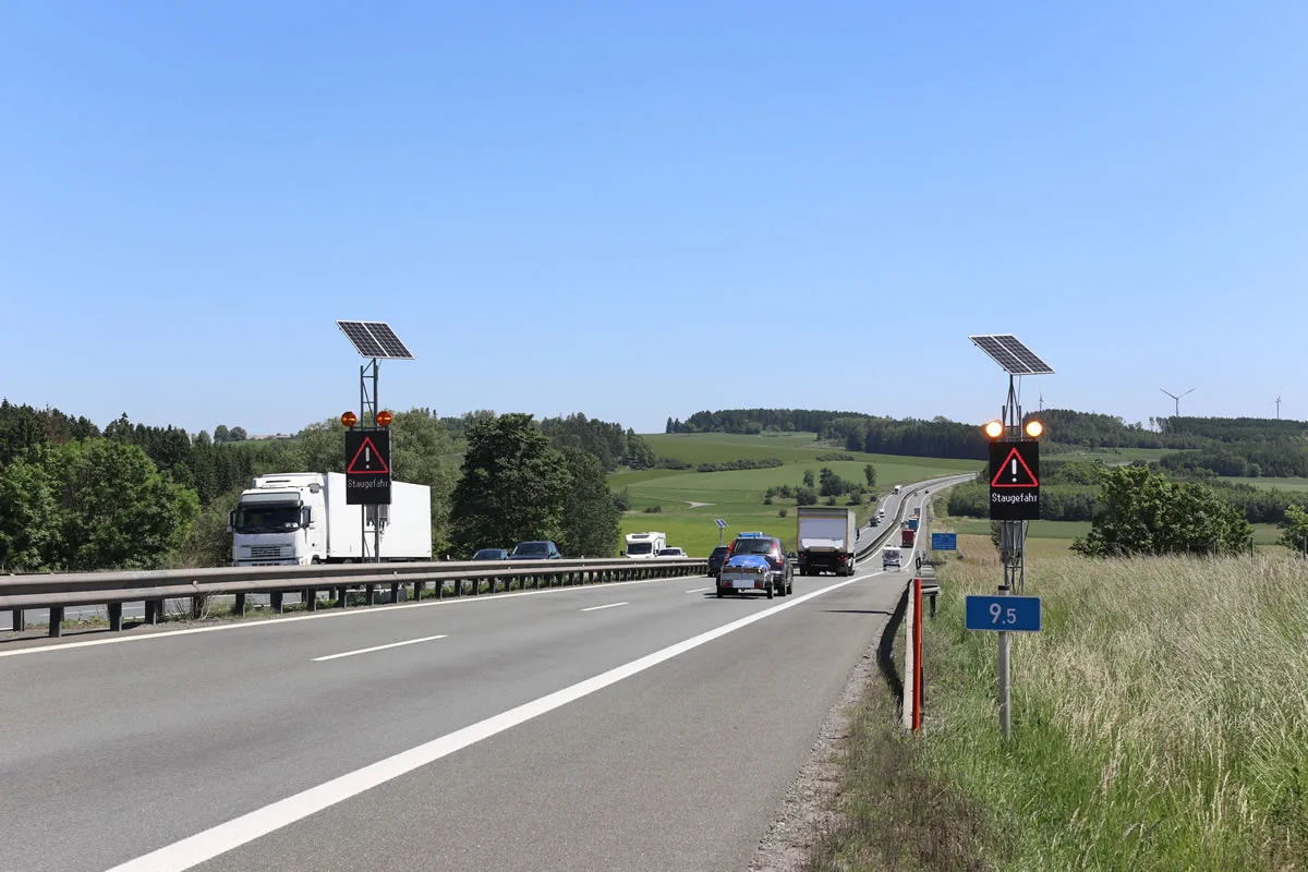 LED-Stauwarnanlagen mit Warnleuchten an der A93 in der hügeligen Landschaft Hochfrankens