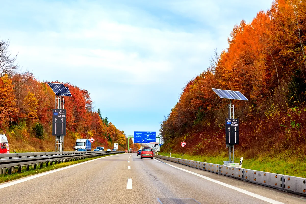 Zwei solarbetriebene dynamische LED-Umleitungstafeln beidseitig der A96 bei Memmingen im Herbst