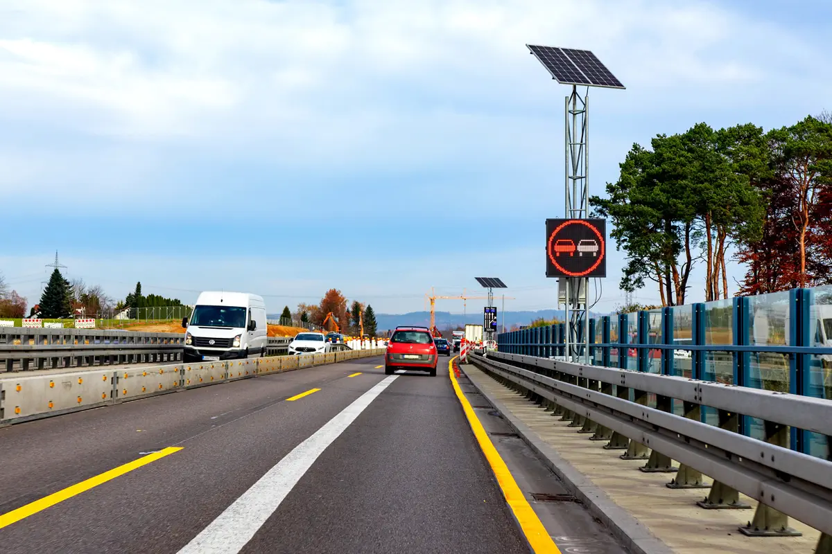 Solarbetriebene LED-Anzeige mit Überholverbot in der Baustelle der A96 bei Memmingen