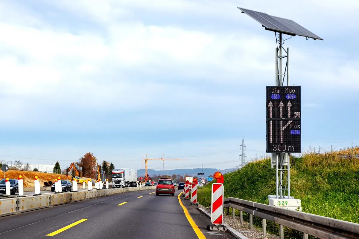 Dynamische LED-Umleitungstafel mit Fahrstreifenpfeilen für Ulm, München und Füssen, 300 m vor der Ausfahrt, an der A96 bei Memmingen